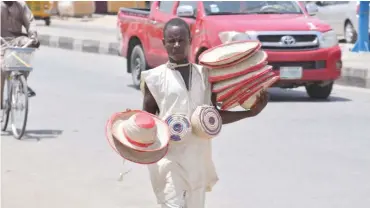  ?? Photo Sani Maikatanga ?? A Man selling a local hand made hat for sun covering along zoo road in Kamo.