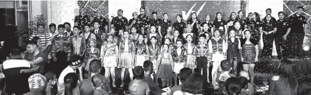  ??  ?? HOLIDAY FEELS.The Himig Singers of Davao give the Grand Agila Ballroom a feel of the holiday spirit. Photo by Waterfront Insular Hotel Davao