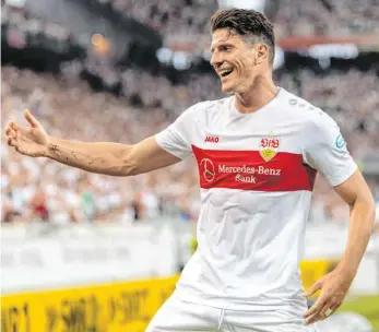  ?? FOTO: DANIEL MAURER/DPA ?? Torero: So würden die VfB-Anhänger Mario Gomez am Sonntag gerne noch mal jubeln sehen.