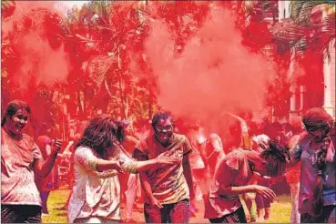 ?? BACHCHAN KUMAR ?? Holi revellers do away with water wastage as they celebrate Holi at Nerul on Thursday.