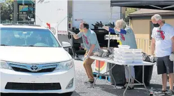  ?? RICARDO RAMIREZ BUXEDA/ORLANDO SENTINEL ?? Feed the Need’s partnershi­p with St. Luke’s and local arts leaders provides drive-thru meal pickup once a week.