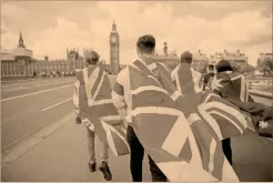  ?? Foto: afp ?? Gente camina sobre el puente Westminste­r envueltos en la bandera de la Unión Europea hacia la Torre de la reina Elizabeth.