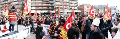  ??  ?? Depuis le début de la crise, des concession­s ont déjà été faites à plusieurs corps de métier (policiers, marins, pilotes...). Mais l’intersyndi­cale veut un retrait pur et simple du texte.