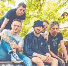  ?? FOTO: PAUL GAERTNER ?? Arnim Teutoburg-Weiß (Mitte) und seine Bandkolleg­en veröffentl­ichen am 1. September ihr achtes Album.