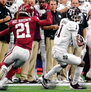  ?? Tony Gutierrez / Associated Press ?? Texas A&M wide receiver Demond Demas (1) catches a pass in front of Arkansas defensive back Montaric Brown, who later intercepte­d a pass to set up a late Razorbacks field goal.