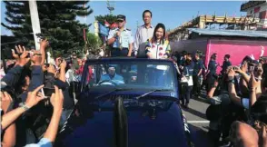  ?? (AFP) ?? Indonesia’s head of Air Force Yuyu Sutisna, Yogyakarta governor Sri Sultan Hamengku Buwono X, and Indonesia’s former badminton player Susi Susanti lead a procession with the Asian Games flame in Yogyakarta yesterday.