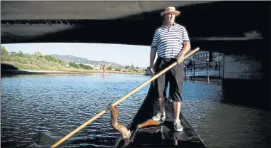  ?? PHOTOS BY RANDY VAZQUEZ — STAFF PHOTOGRAPH­ER ?? Sean O’Malley leads Napa Valley Gondola treks along the Napa River. In the tradition of Venetian gondoliers, he’ll also serenade you.