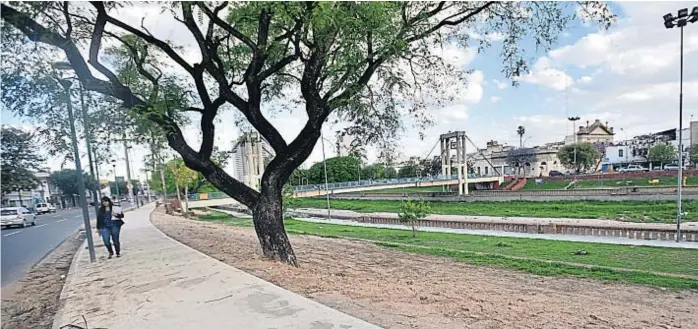  ?? (PEDRO CASTILLO) ?? Crece la rambla. Las obras de ensanchami­ento del sector peatonal siguen avanzando en las calles destinadas al área promovida del Abasto.