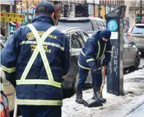  ?? MARIE-FRaNCE COALLIER ?? The city’s cleaning brigades target high-traffic commercial areas on main arteries or areas that are difficult for mechanized cleaners to access. Cleaners collect garbage and sweep sidewalks.