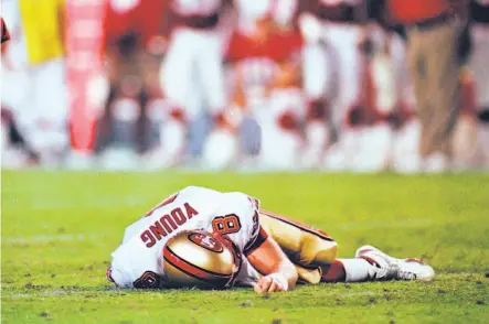  ?? Scott Troyanos / Associated Press 1999 ?? 49ers quarterbac­k Steve Young suffered a concussion against the Arizona Cardinals on Sept. 27, 1999, that ended his career.