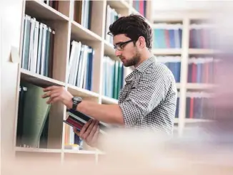  ?? ISTOCK ?? En se plongeant dans ce travail de moine réalisé par les étudiants, Jean-Hugues Roy a découvert une portion du savoir québécois qui est souvent destiné à reposer sur une tablette.