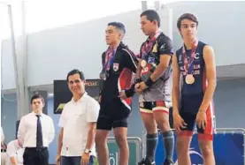  ?? ICODER. ?? Luis David Fernández (Alajuela), Kevin Martínez (Heredia) y Mateo Zúñiga (San Carlos), durante la premiación de halterofil­ia.