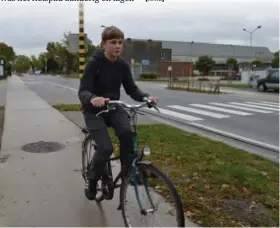  ??  ?? FOTO RR Conner van Wijk op het volledig vernieuwde fietspad op de Brechtseba­an in Schoten