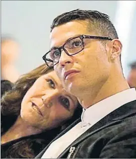  ?? FOTO: INSTAGRAM ?? Cristiano Ronaldo, junto a su madre
Viajó con Georgina y su hijo mayor