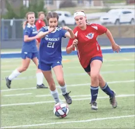  ?? Scott Herpst ?? Ringgold’s Ella Maxfield (left) tries to beat Saddle Ridge’s Lexi Underwood to a loose ball during last Monday night’s clash in Catoosa County.