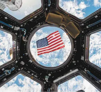  ?? AGENCE FRANCE-PRESSE ?? Les États-Unis se sont récemment dotés d’une Force de l’espace pour assurer leur domination sur ce nouveau terrain de guerre. Sur la photo, un drapeau américain vu à partir de la Station spatiale internatio­nale.