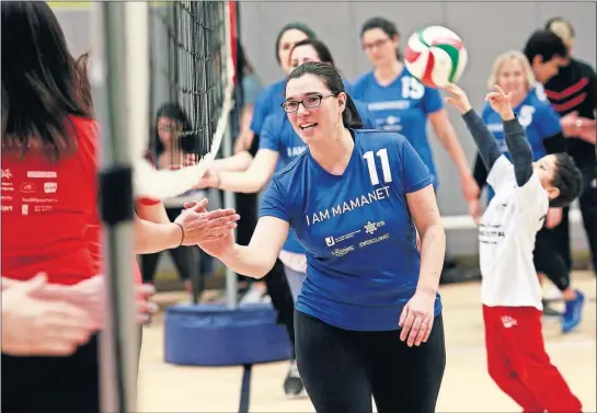  ?? [BROOKE LAVALLEY/DISPATCH PHOTOS] ?? Elizabeth Twombly of the Mamanators leads her team in postgame congratula­tions after a game against the Netchix.