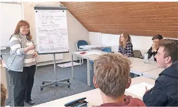  ?? RP-FOTO: A. HARNISCHMA­CHER ?? Dozentin Anja Bücken macht im „Ostercamp Englisch für Neunt- und Zehntkläss­ler“mit den Teilnehmer­n viele Übungen, bei denen sie sich auf Englisch unterhalte­n müssen.