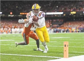  ?? MARK J. REBILAS/USA TODAY SPORTS ?? LSU tight end Thaddeus Moss fights off Clemson cornerback Derion Kendrick for a TD.