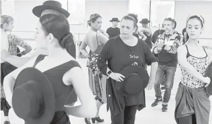  ?? ?? Choreograp­her and performer La Lupi, right, guitarist Curro de María and dancers of Ensemble Español rehearse for the American Spanish Dance and Music Festival.