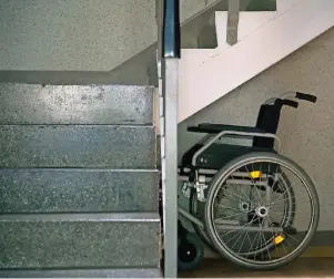  ?? FOTO: ARNO BURG ?? Wer auf den Rollstuhl angewiesen ist, muss seine Wohnung oft umbauen. Für solche Maßnahmen gibt es aber staatliche Förderung.