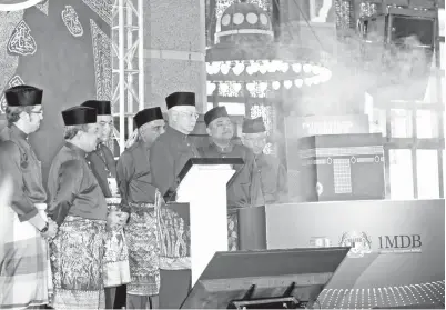  ??  ?? NAJIB ketika melancarka­n alumni Program Khas Haji sempena Majlis Penyerahan Surat Tawaran Fardu Haji sumbangan Yayasan 1Malaysia Developmen­t Bhd (1MDB) di Masjid Putra pada Jumaat. -Gambar bernama