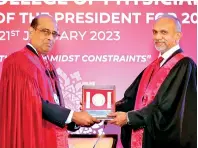  ?? ?? Consultant Neurologis­t Prof. Udaya Ranawaka, Past President of the CCP 2013, being felicitate­d for his services to the CCP as well as the health sector by Dr. Duminda Munidasa