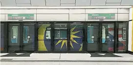  ??  ?? ▲其中一列印有馬來西亞­國旗圖案的捷運車廂停­在默迪卡捷運地下站。（照片取自首相納吉的推­特）