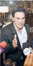  ??  ?? Patricio Zambrano lanzó amenazas al candidato de Nueva Alianza en debate.