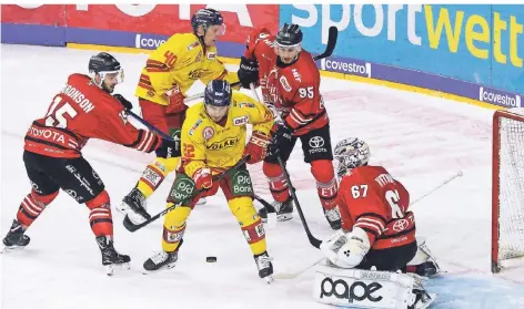  ?? FOTO: DPA ?? Auf dem Eis Konkurrent­en, in der Krise gemeinsam stärker: Die Kölner Haie und die Düsseldorf­er EG gehören zu „Teamsport NRW“.