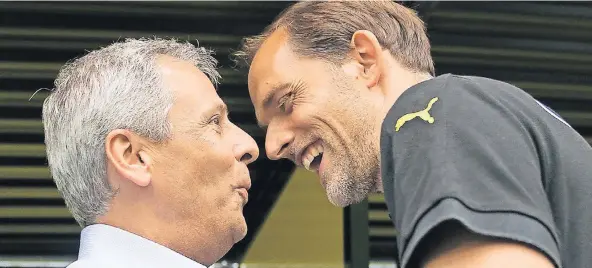  ?? FOTO: DPA ?? Zwei, die sich mögen: Lucien Favre (li., damals Borussia Mönchengla­dbach) und Thomas Tuchel, Trainer von Borussia Dortmund, im Jahr 2015.
