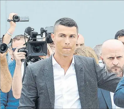  ?? FOTO: EFE ?? Cristiano Ronaldo, el día que fue presentado como jugador de la Juventus.