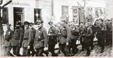  ?? Foto: Stadtarchi­v Günzburg ?? Rund 2500 Tote an der Westfront: Die Männer des 12. Königlich-bayerische­n Infanterie­regiments, die überlebt hatten, kehrten am 16. Dezember 1918 nach Günzburg zurück. Dort wurde das Regiment aufgelöst.