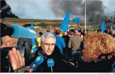  ?? ALBERTO MORANTE / EFE ?? El portavoz de IU en la Junta General del Principado, Gaspar Llamazares, atiende a los medios ayer en Oviedo.