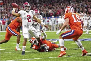  ?? RUSTY COSTANZA / AP ?? Quarterbac­k Jalen Hurts was one play away from winning the national championsh­ip with Alabama a year ago as a true freshman. Alabama now plays a Georgia team with a freshman QB.