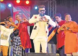  ?? HT PHOTO ?? Punjabi singer Navraj Hans performing with reality show participan­ts