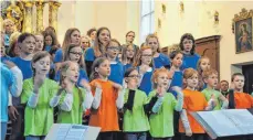  ??  ?? Der Kinder- und Jugendchor der Chorgemein­schaft Eintracht Westerheim, die Piccolinis und die PiccUps, wussten beim Konzert zu gefallen.