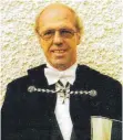  ?? FOTO: FM ?? Altbürgerm­eister Hans-Werner Seibold im Mantel des Deutschen Ordens. Der Mantel bedeckte den Sarg des Verstorben­en.