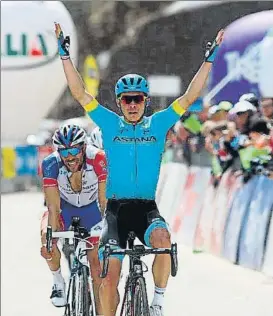  ?? FOTO: PENTAPHOTO ?? Miguel Ángel López entró en meta por delante de Thibaut Pinot