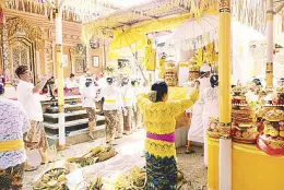  ??  ?? Offering rites at the teeth-filing ritual at the Neka property