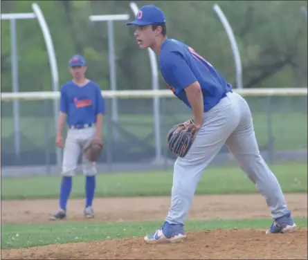  ?? JOSHUA WAGNER —MEDIANEWS GROUP ?? Gavin Sweet (10) on the bump for Oneida in their win over V.V.S.