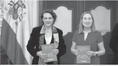  ?? MARTA FERNÁNDEZ / EUROPA PRESS ?? Magdalena Valerio y Ana Pastor posan con un ejemplar del informe sobre el Fondo de Reserva de la Seguridad Social, ayer.
