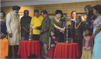  ??  ?? Dr Chan and wife (centre) lighting up the candles to symbolical­ly launch the celebratio­n of Indian new years yesterday.