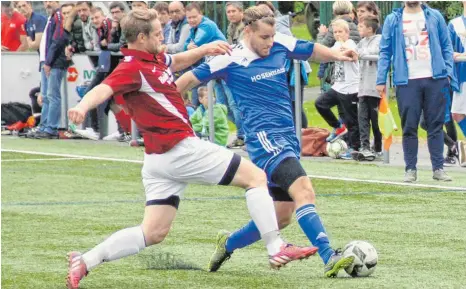  ?? FOTO: THORSTEN KERN ?? Die TSG Bad Wurzach (links Sebastian Häfele gegen Baienfurts Fabian Weggerle) ist Tabellenfü­hrer in der Fußball-Kreisliga A I.