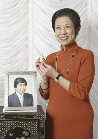  ?? ?? Yomiuri Shimbun photos
Above: Princess Hisako holds a netsuke, a gift from Prince Takamado, beside a photo of the late prince at her official residence in Minato Ward, Tokyo, on Oct. 29.
Left: A netsuke of a horse, one of 12 divine generals, made by Kenji Abe