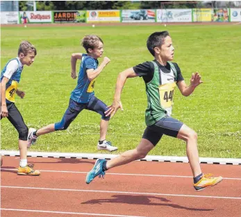  ?? ARCHIVFOTO: TV SPAICHINGE­N ?? Felix Fetzer aus Spaichinge­n enteilt der Konkurrenz. Bei den Kreis- und Regionalme­isterschaf­ten in Spaichinge­n ist das Leichtathl­etik-Talent aus der Primstadt wieder Anwärter auf eine Medaille.