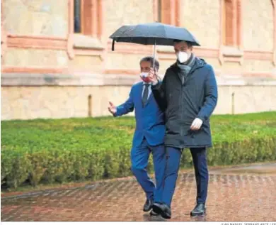  ?? JUAN MANUEL SERRANO ARCE / EP ?? El presidente de Cantabria, Miguel Ángel Revilla, junto al presidente del Gobierno, Pedro Sánchez, ayer en Comillas.