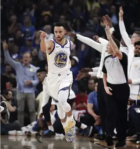  ?? AP FOTO ?? ON TARGET. Golden State Warriors’ Stephen Curry (30) celebrates after making a three against the Oklahoma Thunder.