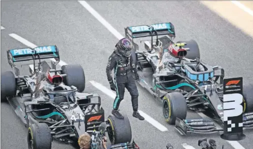 ??  ?? Lewis Hamilton se baja de su Mercedes tras ganar en el GP de España de Fórmula 1 disputado en el Circuito Barcelona-Cataluña.