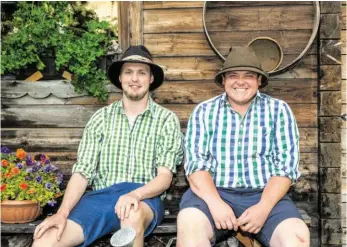  ?? BILDER: SN/FRANZ TAFERNER ?? Prangstang­enMoar Patrick Pfeifenber­ger (rechts) und Dominik Zanner.